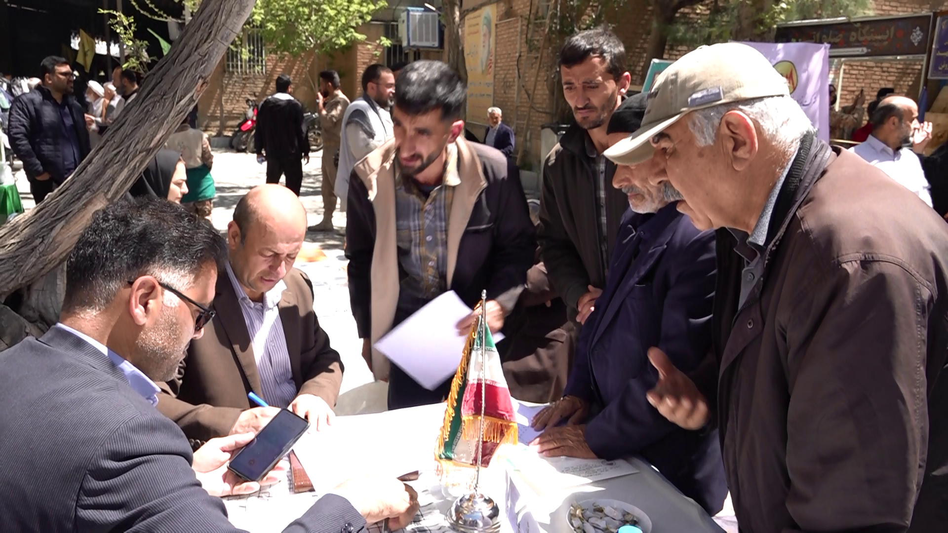 میز خدمت ۱۵ دستگاه اجرایی در حاشیه نماز جمعه همدان